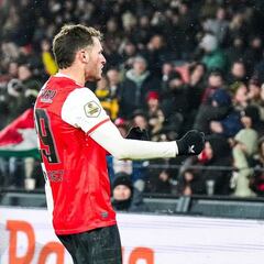 Santi Giménez rescata al Feyenoord