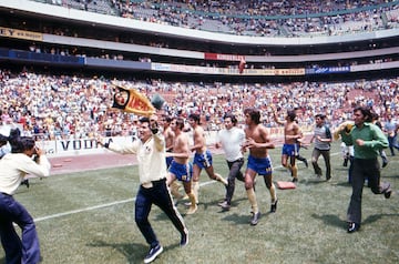 Historic Photo of  Enrique Borja Team America Champion at 1971 versus Toluca

Foto Historica de Enrique Borja del  Equipo America  Campeon en 1971 contra Toluca

1971/MEXSPORT/David Leah