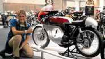 UNA BULTACO EN EL MUSEO. Esta Bultaco TSS 125 es una de las joyas del museo motociclista del circuito de Motegi. Junto a ella, con el inconfundible `pulgar rampante´ símbolo de la marca española, aparece Cristina Gibernau, hermana de Sete y nieta del fundador de la empresa, don Paco Bultó.