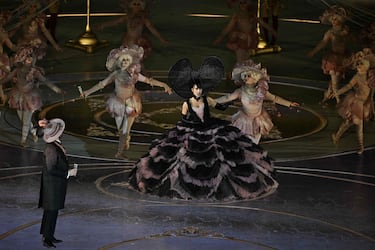 El tenor Vincenzo Costanzo y la soprano Carolina López Moreno. La ceremonia de clausura de los Juegos Olímpicos de Invierno se celebró en el impresionante anfiteatro romano de la Arena de Verona, el tercero más antiguo de toda Italia.