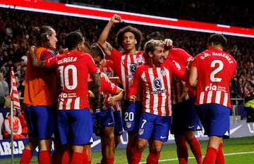 2-1. antoine Griezmann celebra el segundo gol con sus compañeros de equipo.