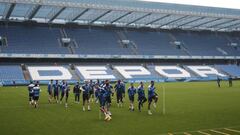 La plantilla del Deportivo, entren&aacute;ndose en Riazor.