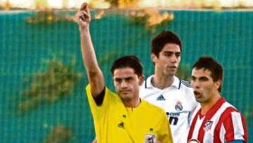 <b>PROBLEMAS. </b>El colegiado amonesta a Keko, frente al Castilla.