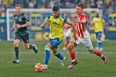 El lateral del Cádiz ya está asentado en la categoría, y nadie le mueve de su posición. Ante el Sporting, los amarillos recuperaron sensaciones defensivas; en un encuentro en el que Climent secó por su banda, tanto a Kevin Vázquez como a Dubasin.