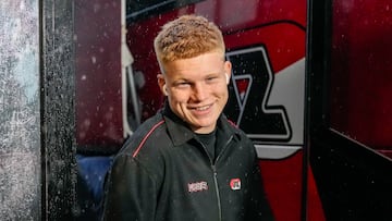 Kees Smit, bajándose del autobús del AZ Alkmaar.