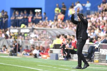 Simeone applauds the Atlético fans