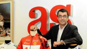 <b>ESTRENO. </b>Javier Guillén, director de la Vuelta a España, posa junto a los maillots de la Combinada (blanco); de líder (rojo); Montaña (lunares azules); y Regularidad (verde).
