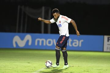 Borja controla la pelota. El delantero de Gremio apunta a ser titular este jueves a partir de las 6 de la tarde en el Metropolitano ante Chile.