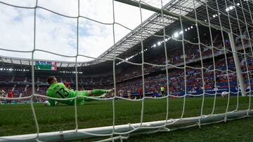 PAMPLONA, 02/11/2024.- El delantero croata de Osasuna Ante Budimir anota el penalti engañando al portero del Valladolid Hein durante el encuentro correspondiente a la jornada doce de LaLiga entre el Osasuna y el Valladolid en El Sadar, Pamplona, Navarra, este sábado. EFE/ Iñaki Porto