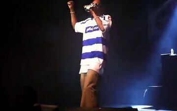 En otra de sus múltiples presentaciones en territorio británico, el rapero vistió los colores del QPR, equipo que ha jugado en Premier League.