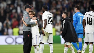 Klopp felicita de esta manera tan particular a Modric tras finalizar la eliminatoria entre el Real Madrid y el Liverpool.