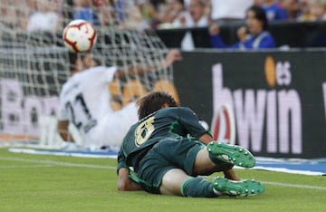 Inui y sus botas verdiblancas, tras fallar un claro gol.