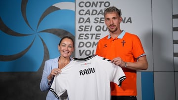 Marián Mouriño, presidenta del Celta, y Andrei Radu, portero del club vigués, posan con la camiseta del cancerbero.