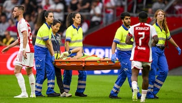 Ajax' Argentinian goalkeeper Geronimo Rulli (C) is transported on a stretcher after an injury during the Dutch Eredivisie premier league football match between Ajax Amsterdam and Heracles Almelo at the Johan Cruijff Arena in Amsterdam, on August 12, 2023. (Photo by Olaf Kraak / ANP / AFP) / Netherlands OUT