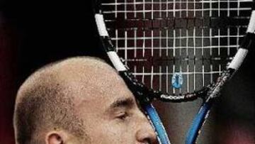 <B>DESESPERADO.</B> Ljubicic reacciona tras perder un tanto.