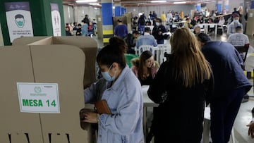 AME3110. BOGOTÁ (COLOMBIA), 29/05/2022.- Una mujer marca su voto hoy, durante la jornada de elecciones para elegir presidente de Colombia para el periodo 2022-2026 en Bogotá (Colombia). Los colegios electorales de Colombia abrieron este domingo para que durante ocho horas más de 39 millones de ciudadanos habilitados puedan elegir al próximo presidente de la república para el periodo 2022-2026. EFE/Carlos Ortega
