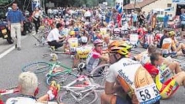 <b>EL TOUR 98. </b>Los ciclistas estuvieron a punto de retirarse en masa.