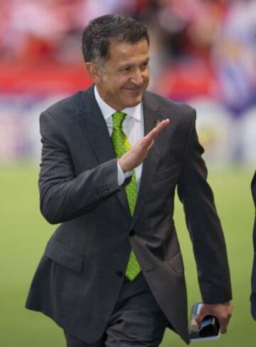 Juan Carlos Osorio saluda a la afición mexicana.