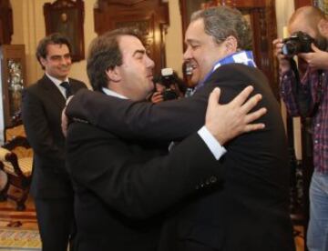 Celebración en la plaza de María Pita. Tino Fernández y Carlos Negreira.