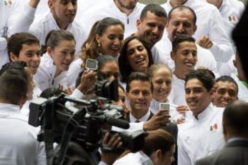 El presidente de México realizó el abanderamiento de los atletas mexicanos que participaran en los Juegos Olímpicos de Rio 2016. La atleta Daniela Campuzano fue la encargada de recibir el lábaro patrio 