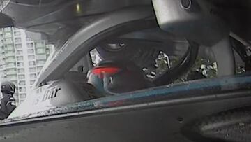 Nyck De Vries debajo del coche de S¨¦bastien Buemi en Se¨²l.