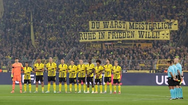 Jugadores del Borussia respetan el minuto de silencio en memoria de Wilhelm Burgsmuller, jugador del Borussia entre 1952 y 1967.