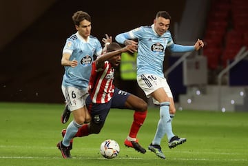 Geoffrey Kondogbia entre Denis Suárez e Iago Aspas.