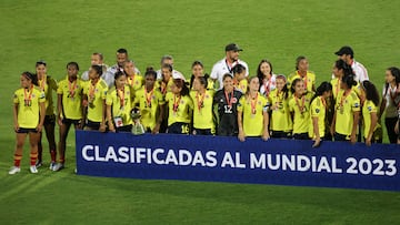 Soccer Football - Women's Copa America - Final - Colombia v Brazil - Estadio Alfonso Lopez, Bucaramanga, Colombia - July 30, 2022 Colombia's Linda Caicedo poses with the player of the tournament trophy alongside her teammates REUTERS/Luisa Gonzalez