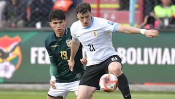 AMDEP3986. EL ALTO (BOLIVIA), 25/03/2025.- Efraín Morales (i) de Bolivia disputa un balón con Federico Viñas de Uruguay este martes, en un partido de las eliminatorias sudamericanas para el Mundial de 2026 entre las selecciones de Bolivia y Uruguay en el estadio Municipal de El Alto, en la ciudad de El Alto (Bolivia). EFE/ Jorge Abrego