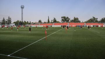 Fútbol bajo el sol.