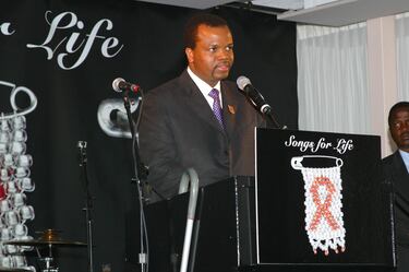 Los medios no aciertan a dar un cifra exacta de la riqueza del rey Mswati III, líder de la última monarquía absoluta de África. ‘Forbes’ la situó en torno a 200 millones de dólares en 2008 y al menos 50 millones en 2014. Otros medios apuntan a los 100 millones de dólares. Pero en lo que todos sí coinciden en su ostentoso estilo de vida.