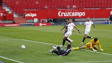 Buenísimo centro de Mendy desde la izquierda que remata Vinícius anticipándose a la defensa en el primer palo, el balón pega en Bono y se introduce en su propia portería