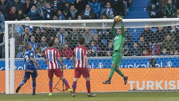 1x1 del Atlético: Moyá se salva de la quema en Mendizorroza