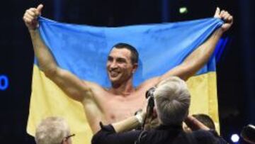 Vladimir Klitschko celebra con la bandera ucraniana su &uacute;ltima victoria.