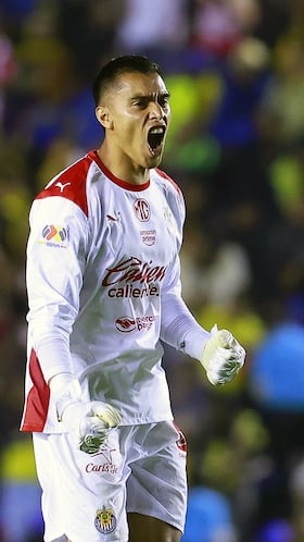 MEX2568. CIUDAD DE MÉXICO (MÉXICO), 13/09/2025.- José Rangel de Guadalajara celebra un gol este sábado, durante un partido del torneo Apertura 2025 de la Liga MX, en el estadio Ciudad de los Deportes en Ciudad de México (México). EFE/ SáshenkaGutiérrez