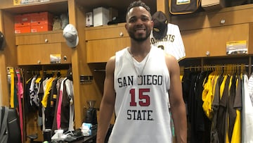 Xander Bogaerts posa con el Jersey de SDSU. El SS de San Diego es fan de los Aztecs.