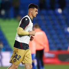 El cuarto árbitro impidió salir a Pubill ante Atlético... ¡por el color del calzoncillo!