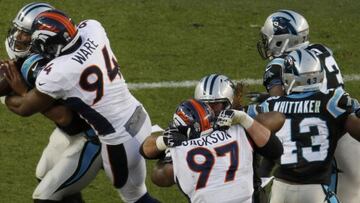 DeMarcus Ware realizando un sack a Cam Newton surante la Super Bowl.