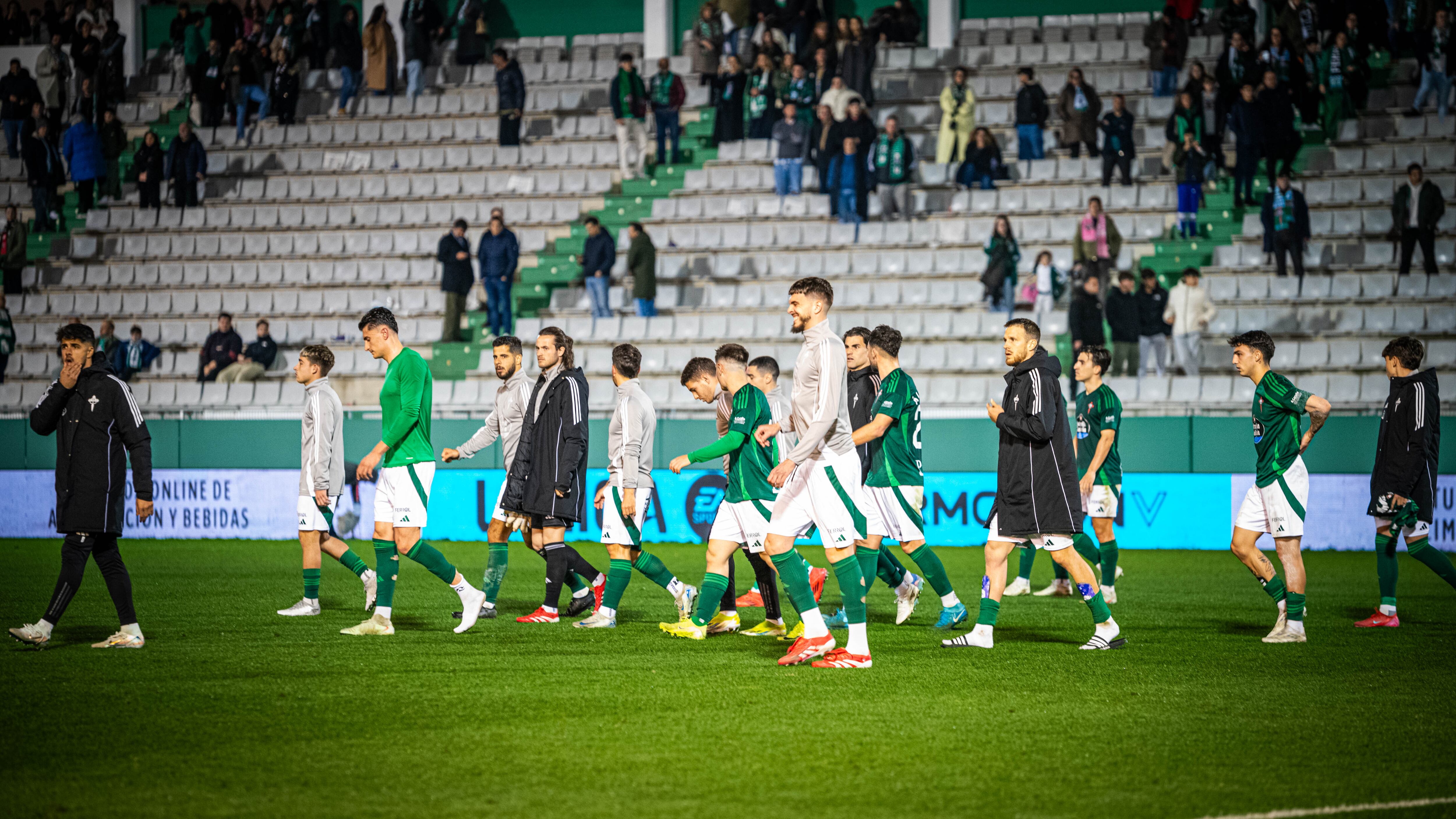 Los jugadores del Racing de Ferrol abandonan el terreno de juego a la conclusión de un partido en A Malata.