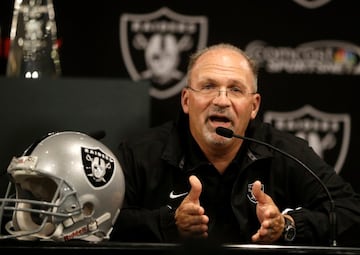 Fue nombrado como coach interino de los Raiders y los adoptó para la campaña 2014.