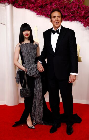 Riko Shibata y Nicolas Cage posan en la la alfombra roja.