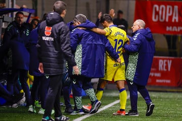 El centrocampista de Las Palmas Enzo Loiodice (abandona el terreno de juego lesionado, durante el partido de Copa del Rey que Onti?ena FC y UD Las Palmas disputan este jueves. EFE/Javier Cebollada
