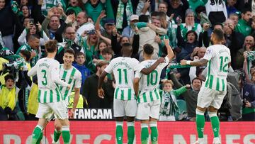 SEVILLA, 04/11/2023.- El delantero del Betis Ayoze Pérez (2d) celebra tras anotar un tanto durante el partido correspondiente a la jornada 12 de LaLiga EA Sports disputado este sábado entre el Real Betis y el RCD Mallorca en el estadio Benito Villamarín de Sevilla. EFE/José Manuel Vidal