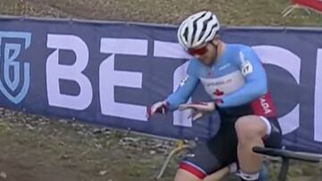 El ciclista neerlandés Michael Van den Ham, tras colocarse el dedo después de una caída en los Mundiales de Ciclocross.