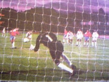 En esa misma Copa Am&eacute;rica 1993, &#039;Coto&#039; Sierra pierde un penal en la derrota 1-0 ante Per&uacute;, atajado por Miguel Miranda. Con esa ca&iacute;da, la Roja se despide en primera fase del torneo.