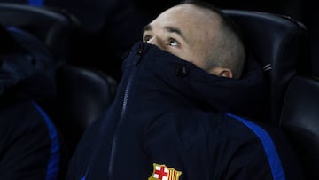 El centrocampista del FC Barcelona Andr&eacute;s Iniesta, pensativo en el banquillo.