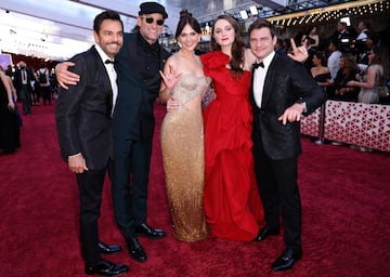 Eugenio Derbez, Troy Kotsur, Emila Jones, Amy Forsyth y Daniel en la alfombra roja de los Oscar 2022.