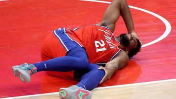 WASHINGTON, DC - MARCH 12: Joel Embiid #21 of the Philadelphia 76ers reacts after getting injured in the second half against the Washington Wizards at Capital One Arena on March 12, 2021 in Washington, DC. DC. NOTE TO USER: User expressly acknowledges and agrees that, by downloading and or using this photograph, User is consenting to the terms and conditions of the Getty Images License Agreement. Rob Carr/Getty Images/AFP
== FOR NEWSPAPERS, INTERNET, TELCOS & TELEVISION USE ONLY ==