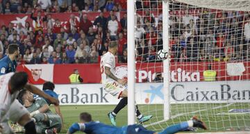 3-0. Sergio Ramos marcó en propia puerta tras tocar un balon centrado desde la derecha por Gabriel Mercado.