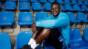 Djené posa para As.